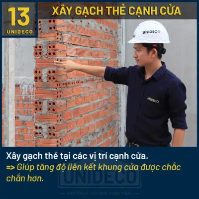 Xây 3 hàng gạch thẻ cạnh cửa đúng quy cách của Unideco, tăng độ bền cửa