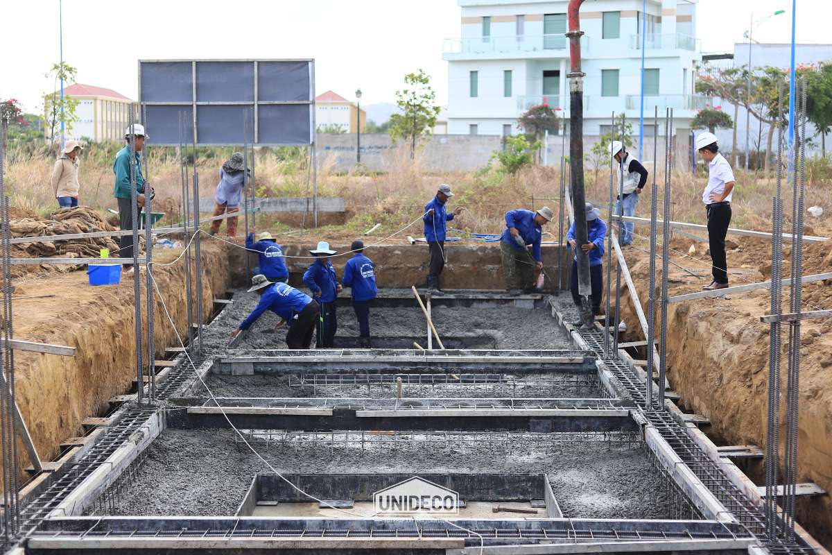 kỹ sư giám sát hàng ngày tại công trường.