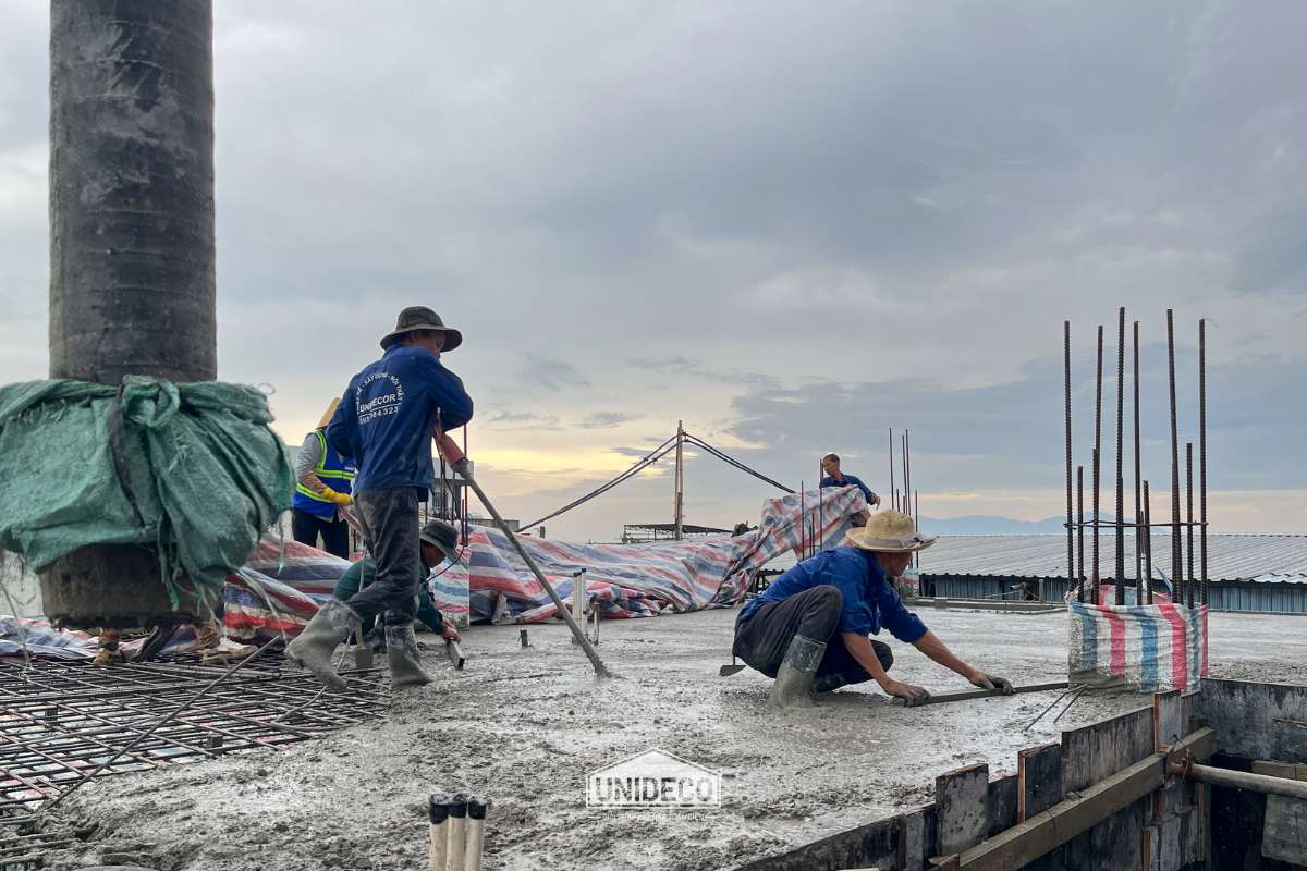 dùng bạt che kín bề mặt bê tông để tránh nước mưa rơi trực tiếp làm hỏng bề mặt