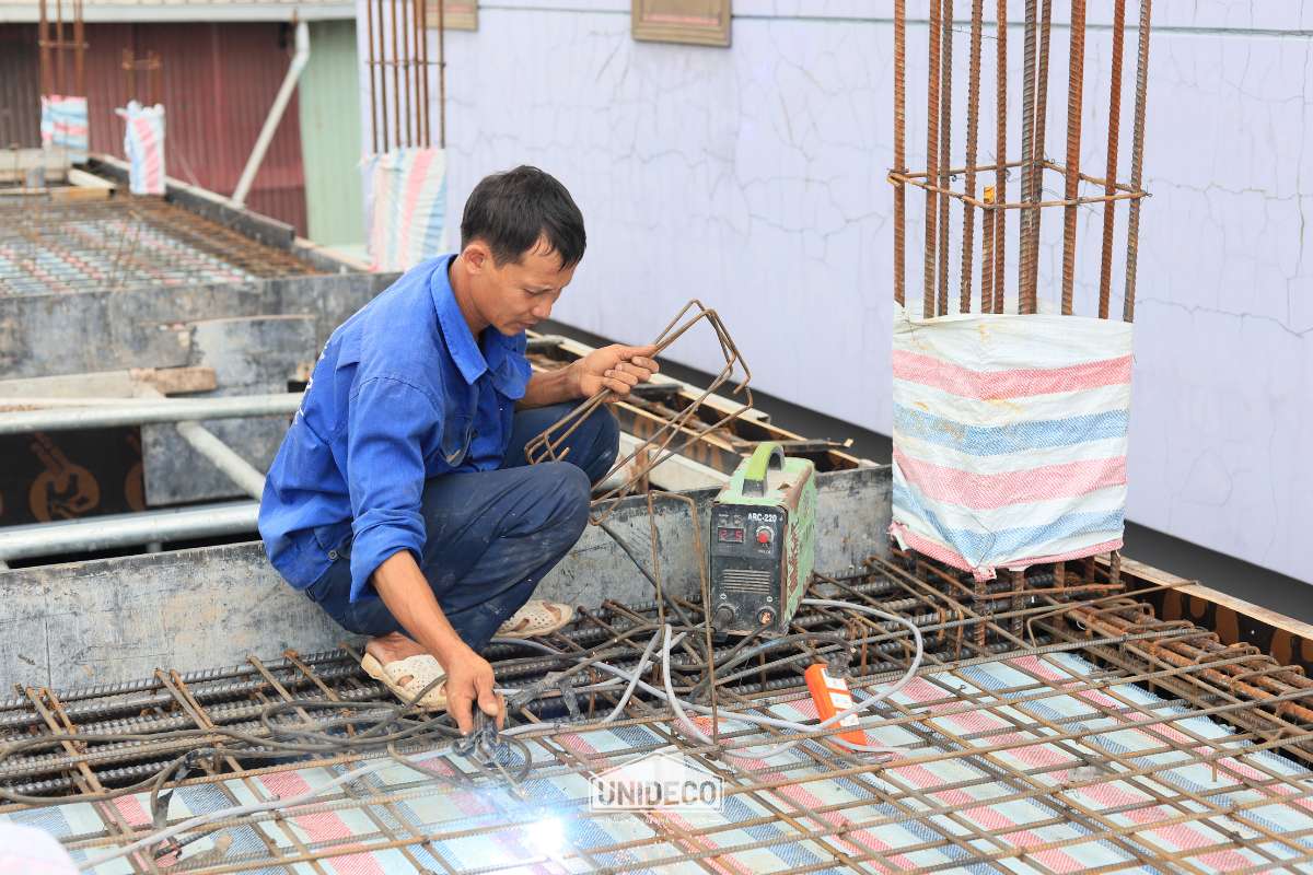 Cận cảnh hệ coppha panel thép và ván phim được Unideco gia cố chắc chắn trước khi đổ bê tông sàn mái