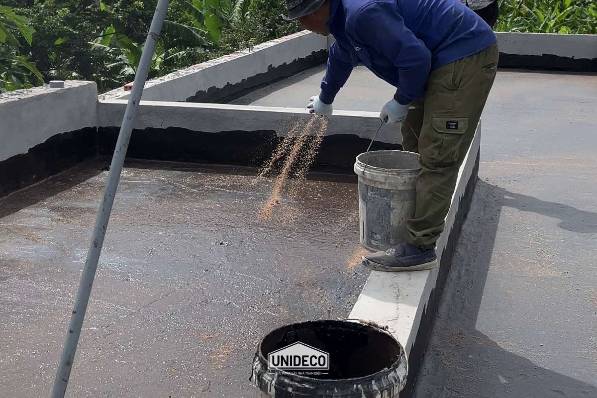 Rải một lớp cát khô tạo lớp bảo vệ