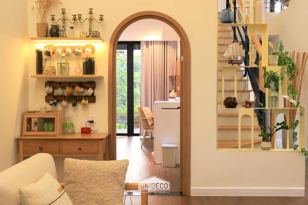 Sử dụng vật liệu tự nhiên trong nội thất là một phần quan trọng của phong cách thiết kế nhà sống xanh.