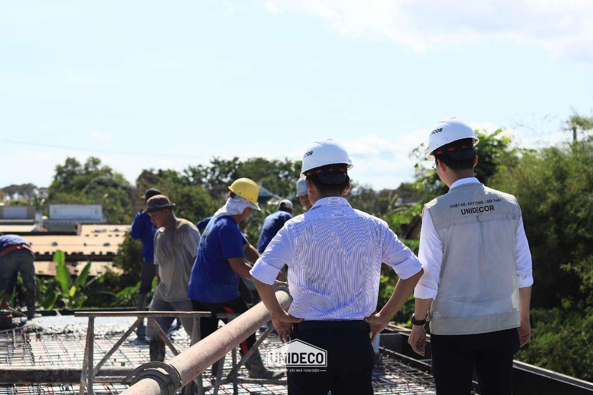 kỹ sư Unideco giám sát tại công trình