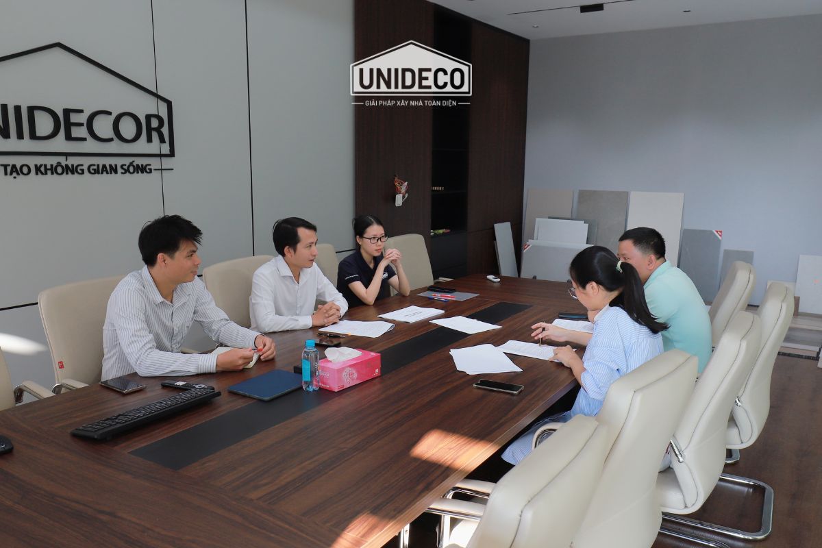 Cùng gia chủ trao đổi chuyên sâu về dịch vụ xây nhà trọn gói.