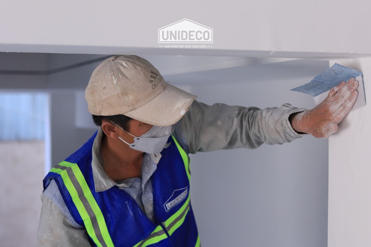 thi công bột trét và xả nhám là kinh nghiệm sơn nhà quan trọng để có bề mặt láng mịn.