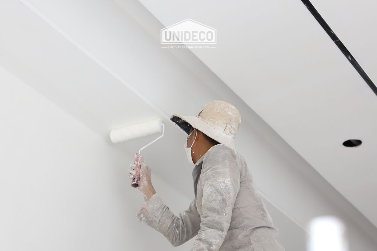 Sơn lót chống kiềm có tác dụng tăng độ bám dính và bảo vệ lớp sơn phủ màu.