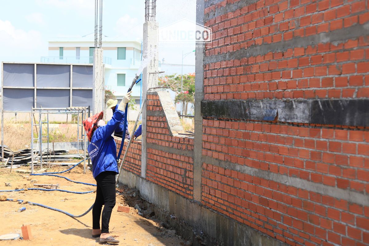 Giải pháp đổ cột cấy BTCT để gia cố các mảng tường yếu, chống nứt tường xây.