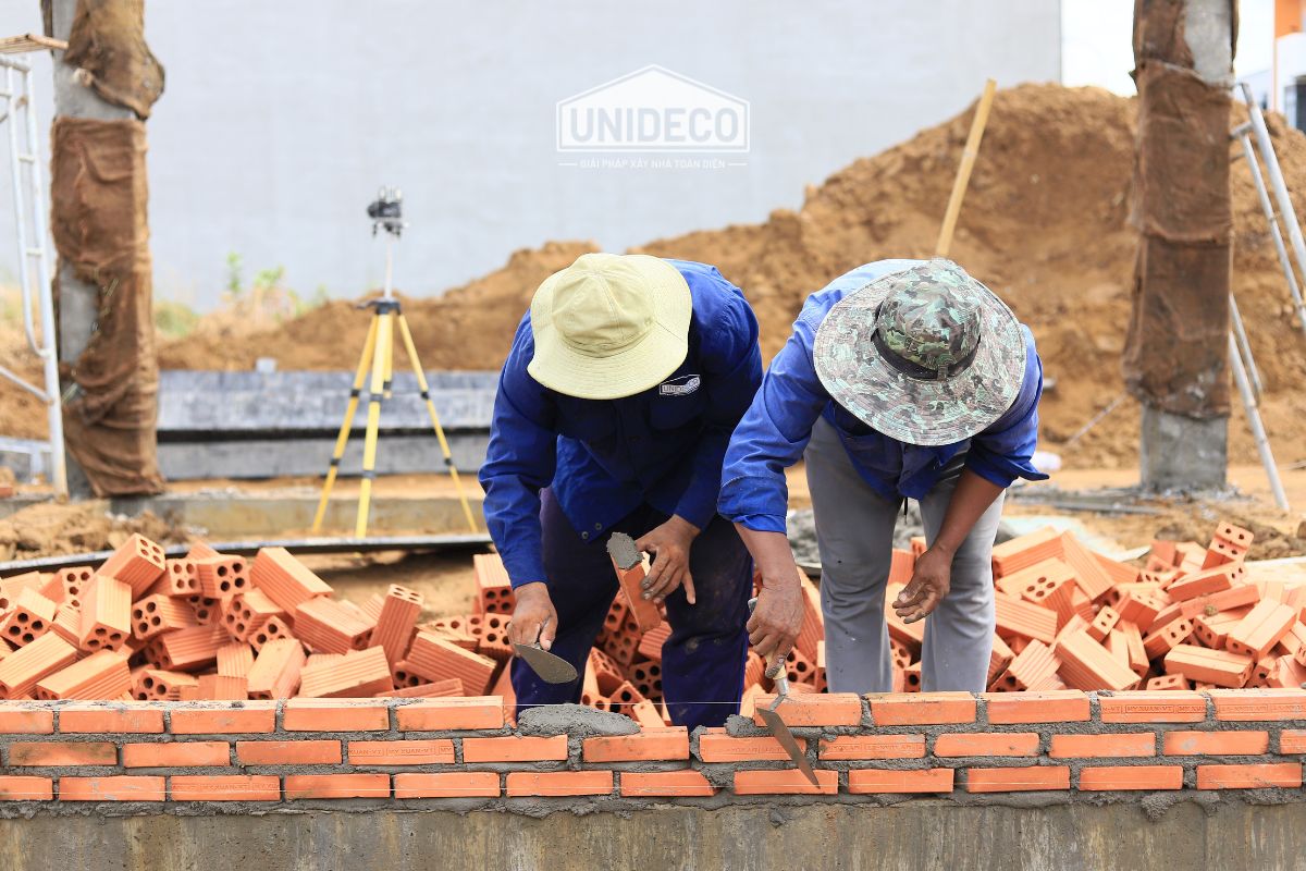 Thi công 3 lớp gạch thẻ chân tường, xây nhà trọn gói bà rịa.