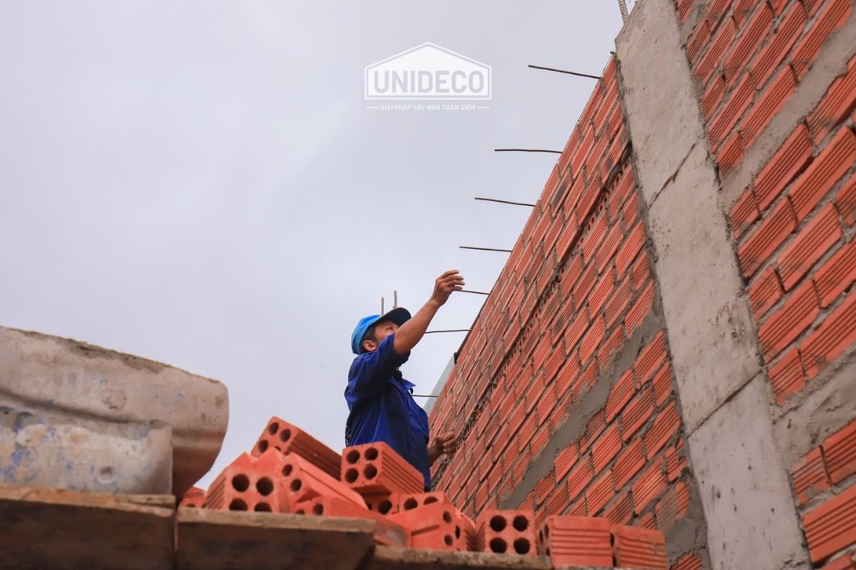 Kỹ thuật xây tường chống thấm tại Unideco bao gồm râu thép, giằng tường và gạch thẻ chân tường.
