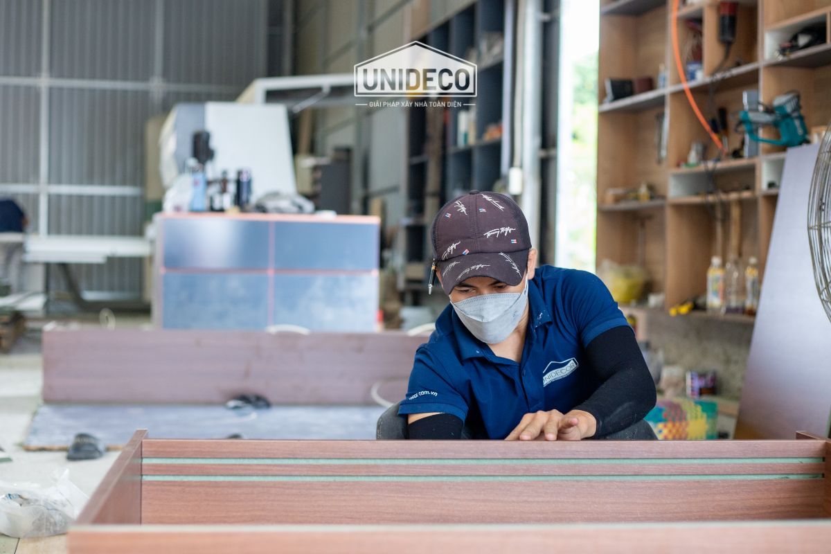 Xưởng nội thất riêng giúp Unideco chủ động tiến độ, đảm bảo kế hoạch xây nhà kịp đón Tết.