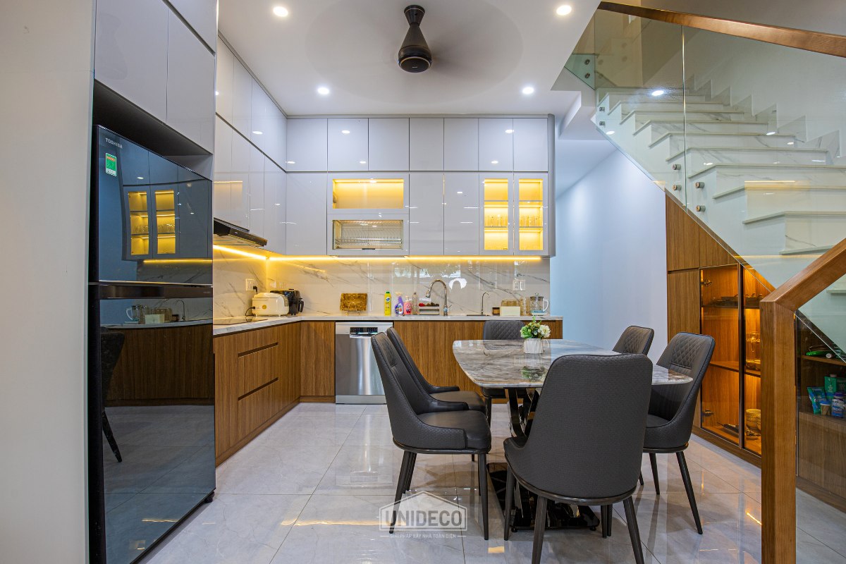 Thiết kế bếp với tủ kịch trần giúp tối đa không gian lưu trữ cho nhà phố nhỏ