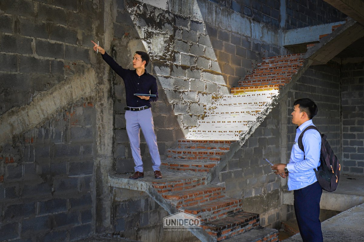 Đội ngũ kỹ sư giám sát luôn cập nhật tiến độ và giám sát công trình chặt chẽ.